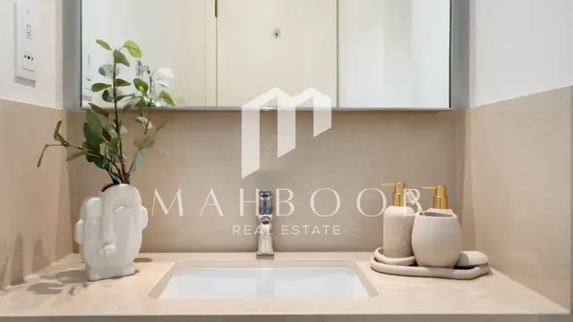 Luxury 2BR | Full Burj & Pool View | Furnished thumbnail 18